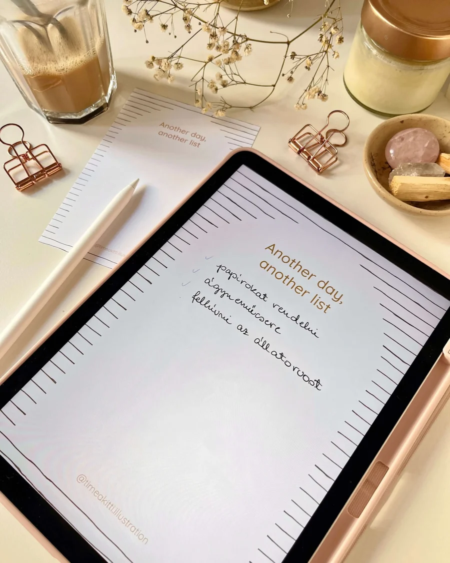 Minimalista csíkos mintás digitális jegyzetlap, tableten megnyitva és nyomtatott változatban is, kávé, írószerek és dekoráció mellett.