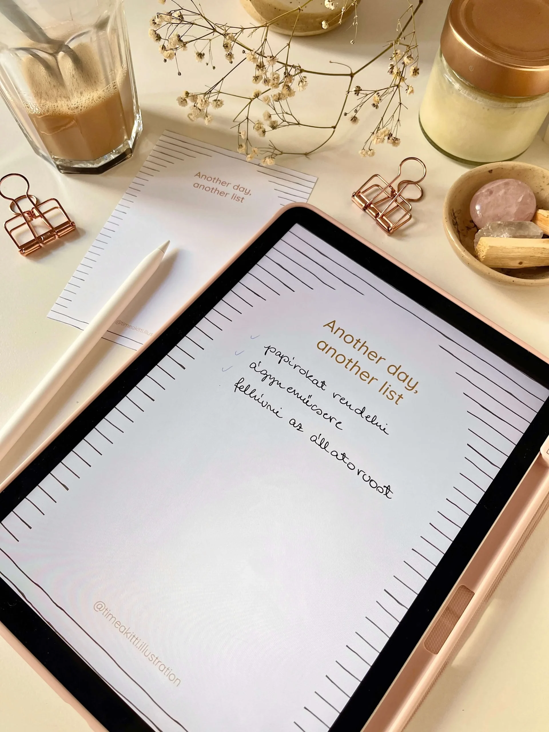 Minimalista csíkos mintás digitális jegyzetlap, tableten megnyitva és nyomtatott változatban is, kávé, írószerek és dekoráció mellett.