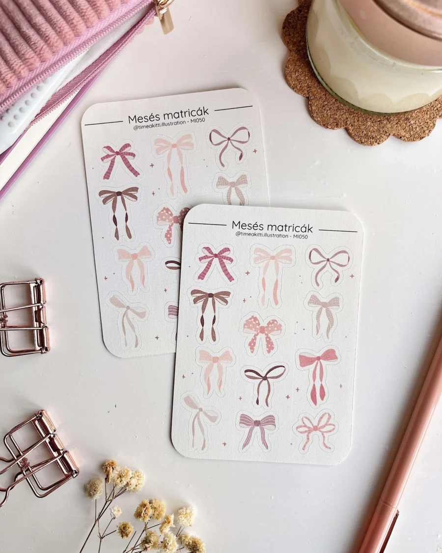 Cuki színes, rózsaszín, lila és barna masnis matricaív, 12 különféle masni matricával. A matricaív körül tolltartó, gyertya és toll. Naplózáshoz, bullet journalhoz, jegyzeteléshez díszítő matricák.