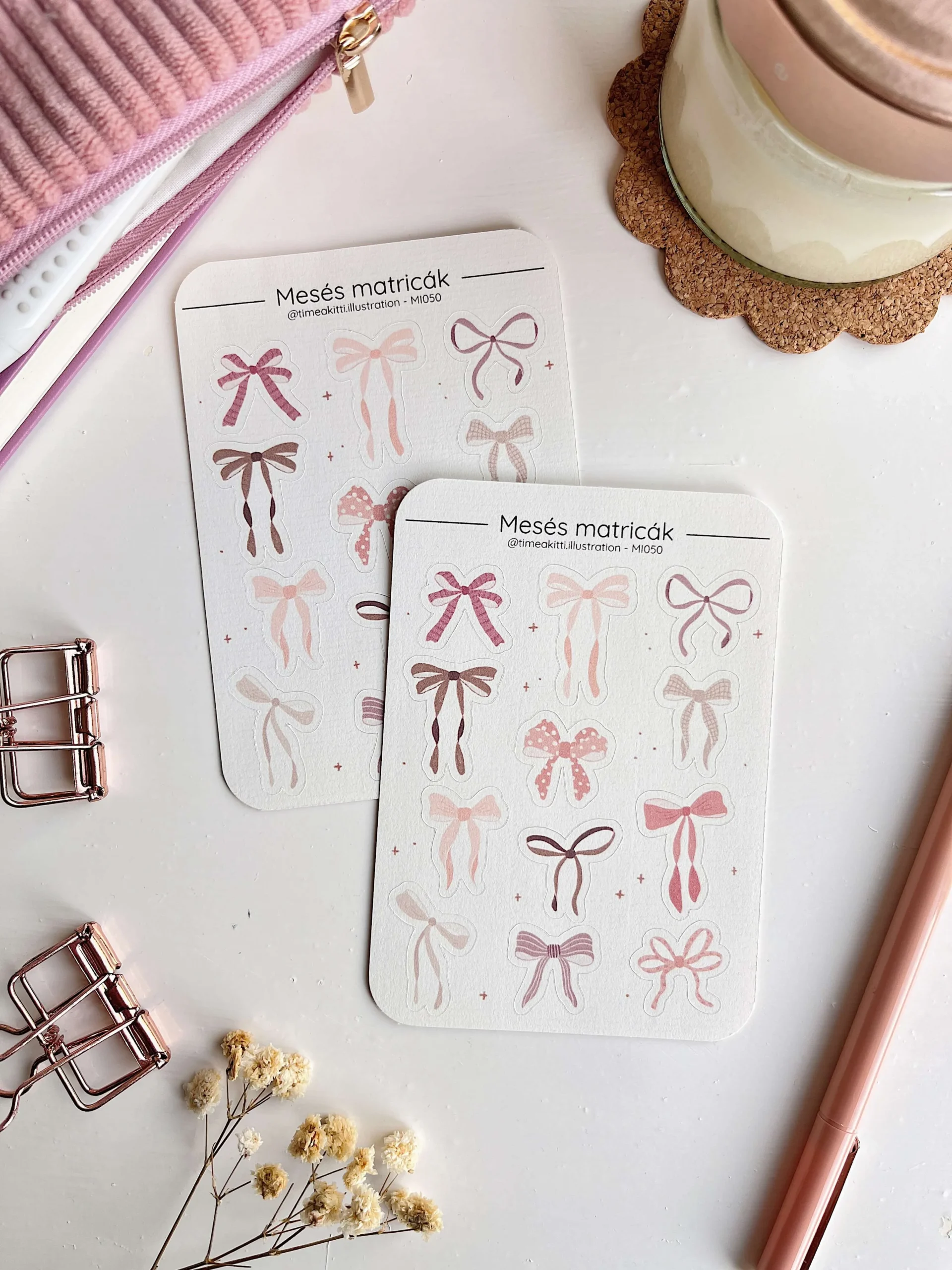 Cuki színes, rózsaszín, lila és barna masnis matricaív, 12 különféle masni matricával. A matricaív körül tolltartó, gyertya és toll. Naplózáshoz, bullet journalhoz, jegyzeteléshez díszítő matricák.