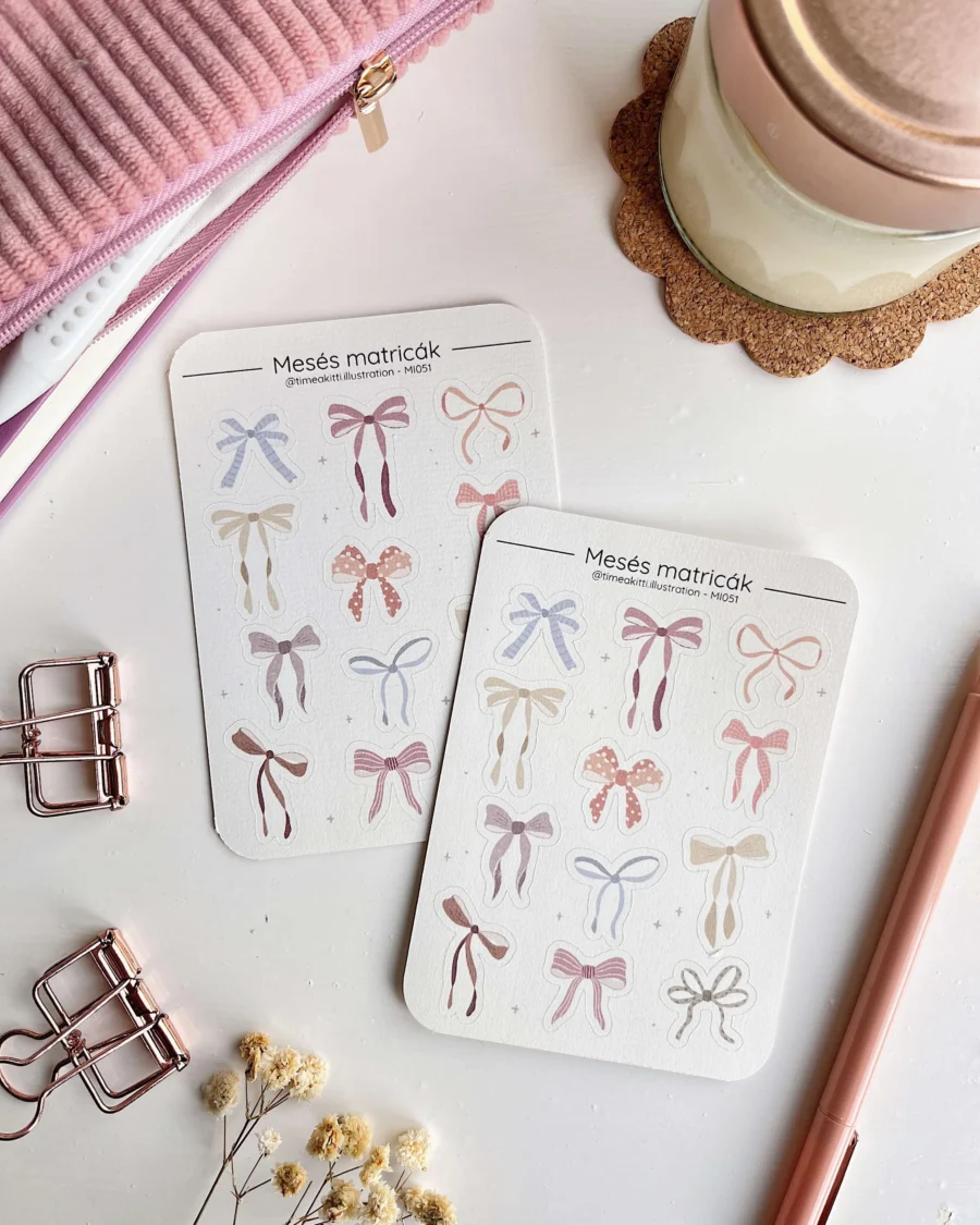 Cuki színes masnis matricaív, 12 különféle masni matricával. A matricaív körül tolltartó, gyertya és toll. Naplózáshoz, bullet journalhoz, jegyzeteléshez díszítő matricák.
